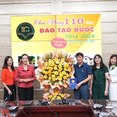 PGS.TS. Phạm Thanh Bình, UV BCH Tổng Liên đoàn Lao động Việt Nam, Chủ tịch Công đoàn Y tế Việt Nam đến thăm và chúc mừng Ngày Nhà giáo Việt Nam 20/11 tại Trường Đại học Dược Hà Nội